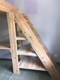 détail étagères sous escalier